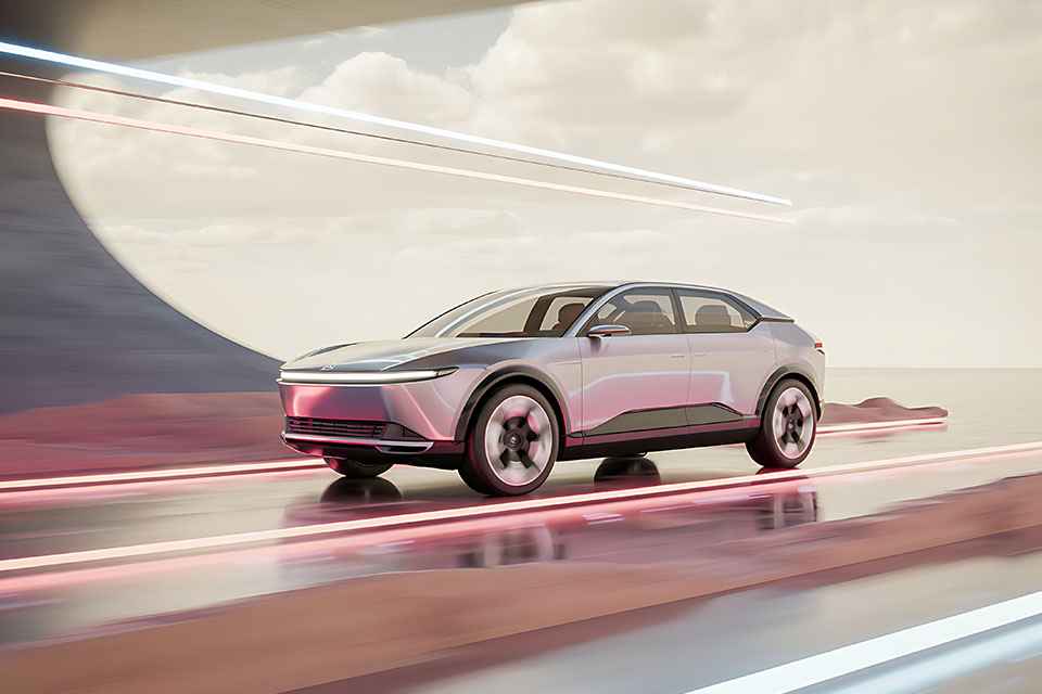 Foto: Auto vor bewölktem Hintergrund auf spiegelnder futuristischer Straße